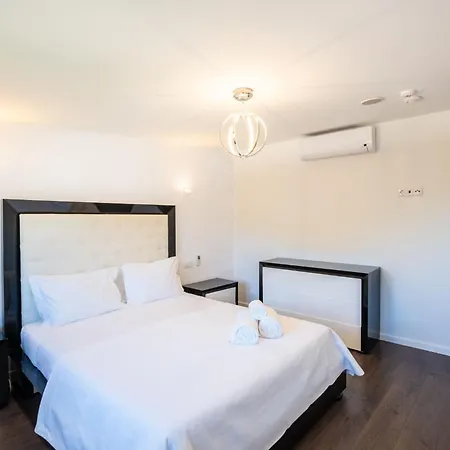 Horizon Grande - Stunning Luxury Great Location Sleeps 16 Porches (Algarve)