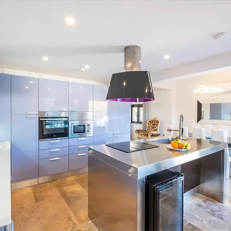Semesterbostad Horizon Grande - Stunning Luxury Great Location Sleeps 16 Porches (Algarve)