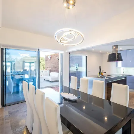 Horizon Grande - Stunning Luxury Great Location Sleeps 16 Semesterbostad Porches (Algarve)
