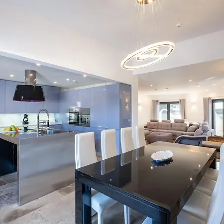 Semesterbostad Horizon Grande - Stunning Luxury Great Location Sleeps 16 Porches (Algarve)