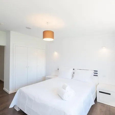 Horizon Grande - Stunning Luxury Great Location Sleeps 16 Porches (Algarve)