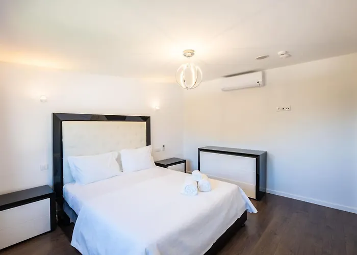 Horizon Grande - Stunning Luxury Great Location Sleeps 16 Porches (Algarve)