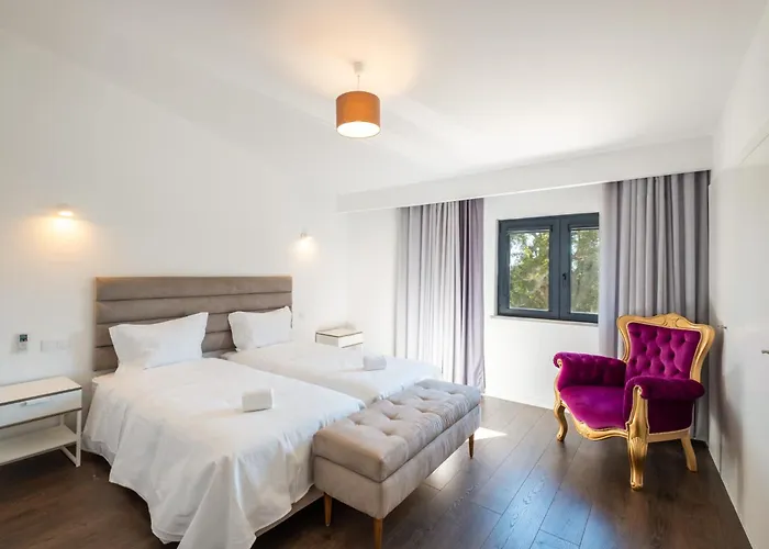 Horizon Grande - Stunning Luxury Great Location Sleeps 16 Porches (Algarve)