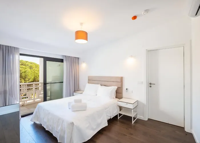 Villa Horizon Grande - Stunning Luxury Great Location Sleeps 16