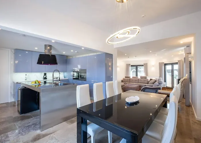 Villa Horizon Grande - Stunning Luxury Great Location Sleeps 16 Porches