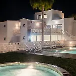 Villa Horizon Grande - Stunning Luxury Great Location Sleeps 16