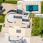 Horizon Grande - Stunning Luxury Great Location Sleeps 16 Villa