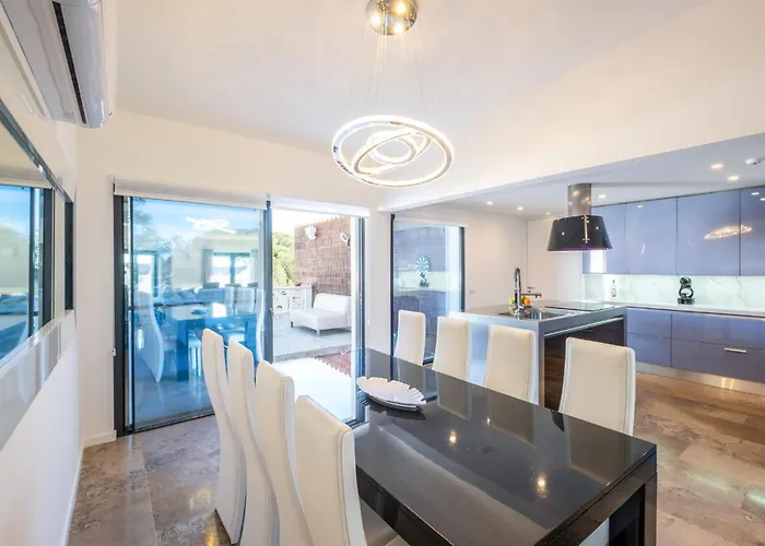 Horizon Grande - Stunning Luxury Great Location Sleeps 16 Villa Porches (Algarve)
